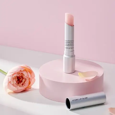 Atomy Lip Glow et rose rose : illustration de l'expertise K-Beauty et de l'éclat naturel de la peau.