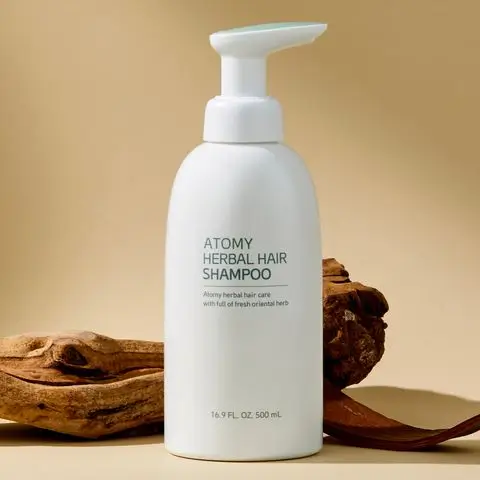 L'Atomy Herbal Hair Shampoo présenté avec ses extraits d'herbes Saengmodan pour un cuir chevelu sain.